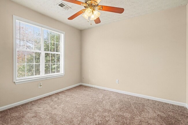 Building Photo - 3 Bedroom 2 Bath Home