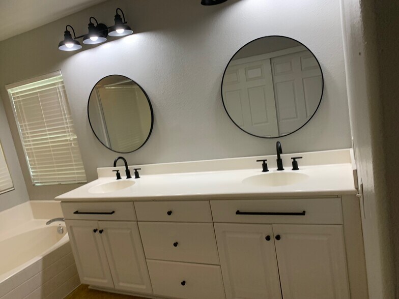Building Photo - 1449 Lynden Trails Dr