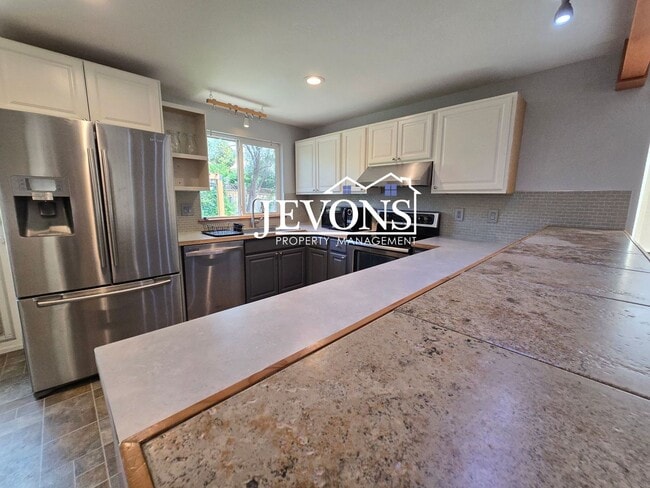 Building Photo - $500 Rent Credit - Comfortable family home...