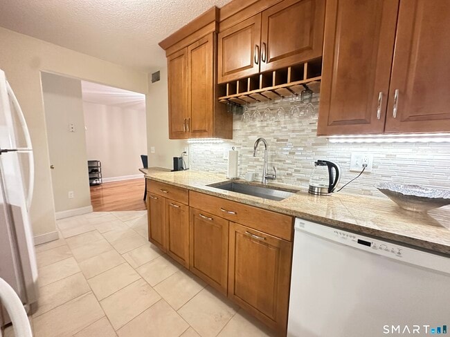 Building Photo - 95 -2B Woodsedge Dr