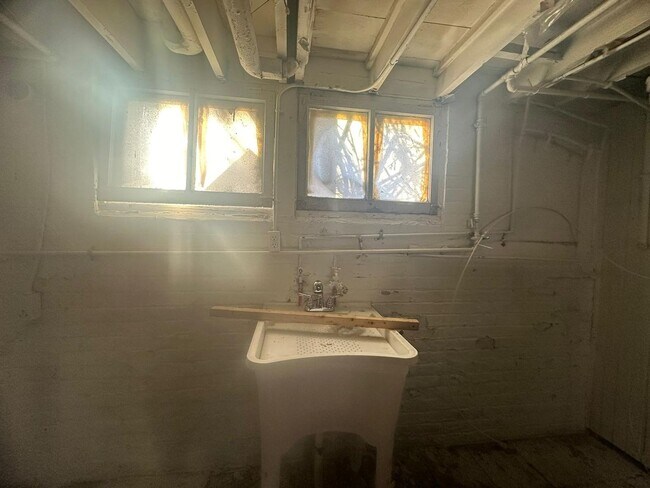 Building Photo - Move in Special!!! NEWLY UPDATED 3 B!EDROO...