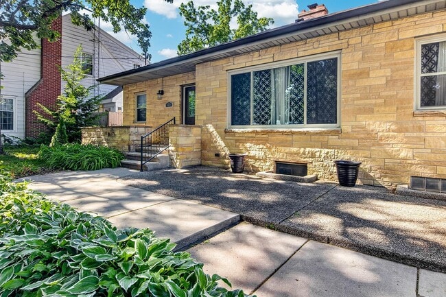 Building Photo - 1215 Chapin St