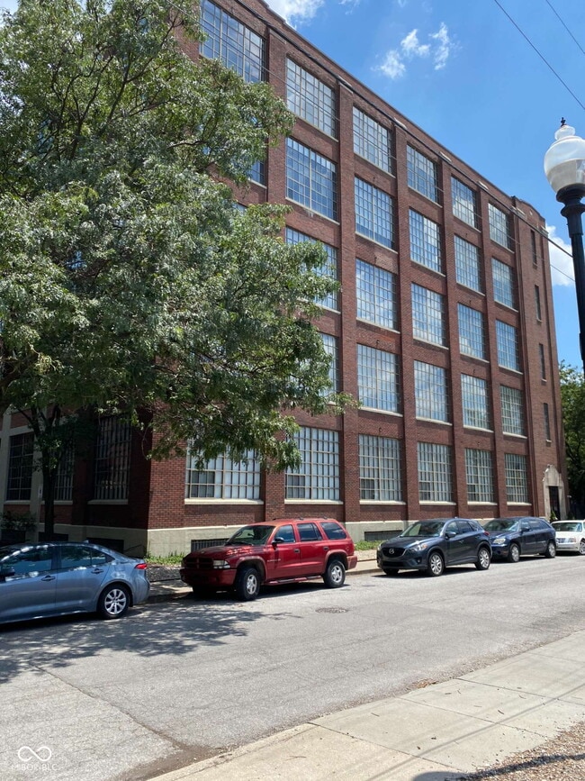 Building Photo - 611 N Park Ave