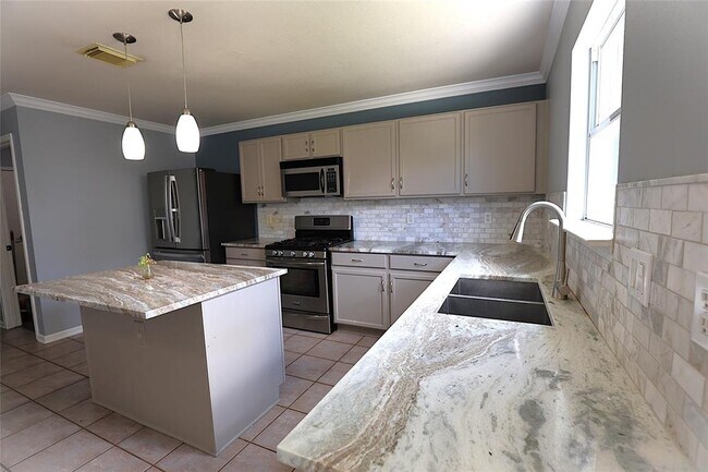 Building Photo - 15215 Possumwood Dr