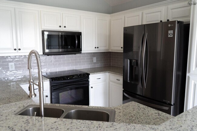 Building Photo - 5 Libby Ct