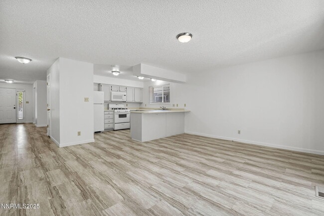 Building Photo - 600 Silver Lace Blvd