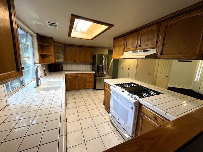 Building Photo - Custom 2-story Humboldt Hill home features 3-car garage, spacious pet-friendly yard