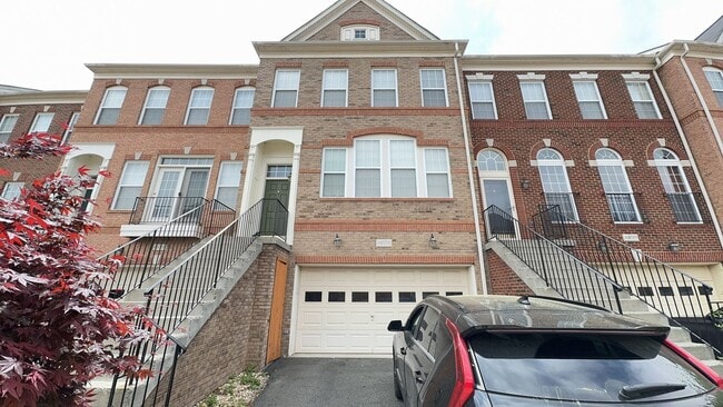 Primary Photo - Fantastic 3 Bed 3.5 Interior Brick Townhom...