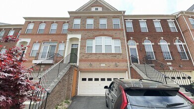 Building Photo - Fantastic 3 Bed 3.5 Interior Brick Townhom...