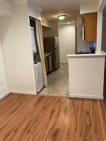 Kitchen showing washer and dryer - 4002 Governors Sq