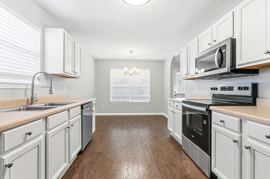 Building Photo - 5547 Matt Aaron Ln