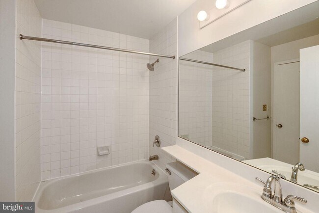 Building Photo - Georgetown. Upper *** Large, Stylish, Top ...