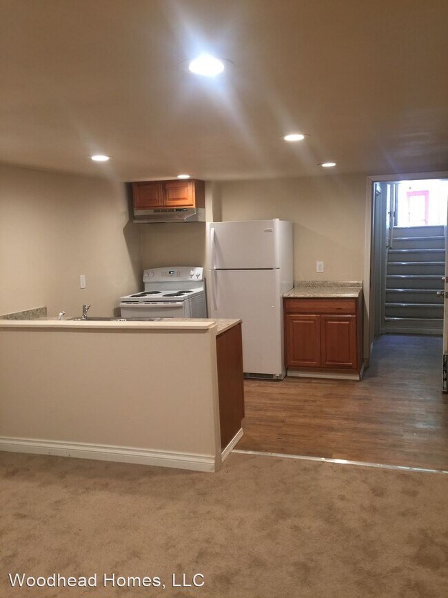 Building Photo - 815 E 8th Ave