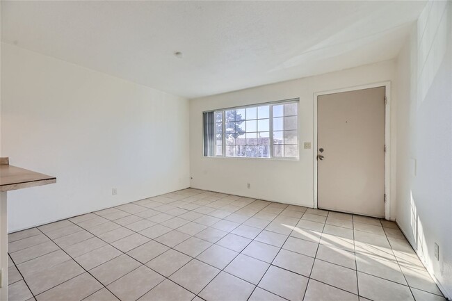 Building Photo - BEAUTIFUL 2 Bedroom 1 Bathroom Condo!