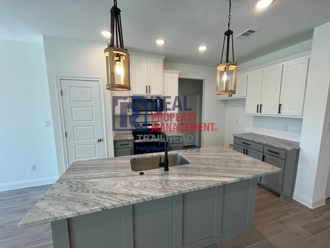Building Photo - Stylish 3 Bed, 2 Bath Home in Gated Lakesi...