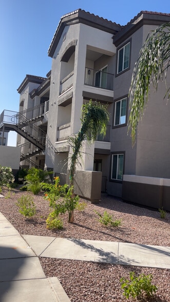 Building Photo - The Crest at Skyline