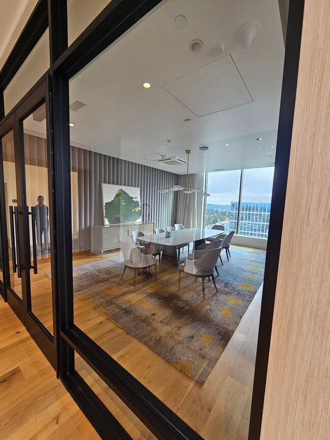 Building Photo - Luxurious High Rise Living in Convenient Downtown Bellevue