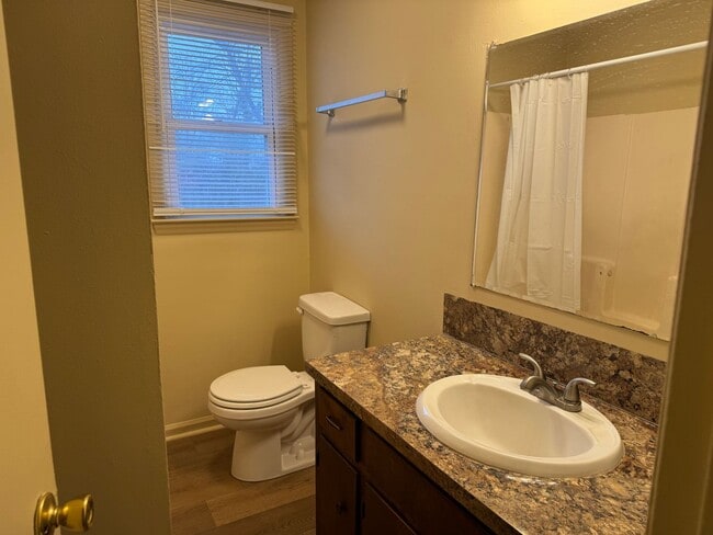 Building Photo - Two Bedroom Apartment in Statesville