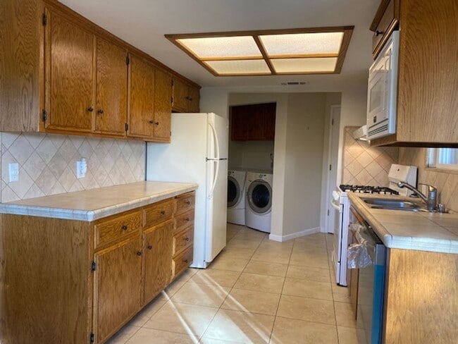 Building Photo - Beautiful 2 Bedroom/2 Bathroom Home with a Great Room, Fireplace and access to shared swimming pool