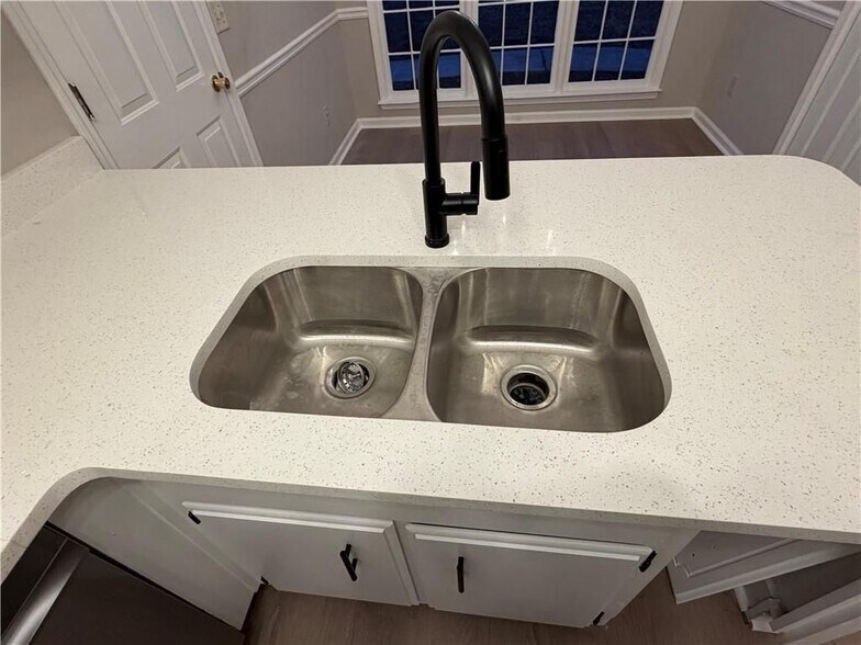 Building Photo - 65 Beaverdam Ct