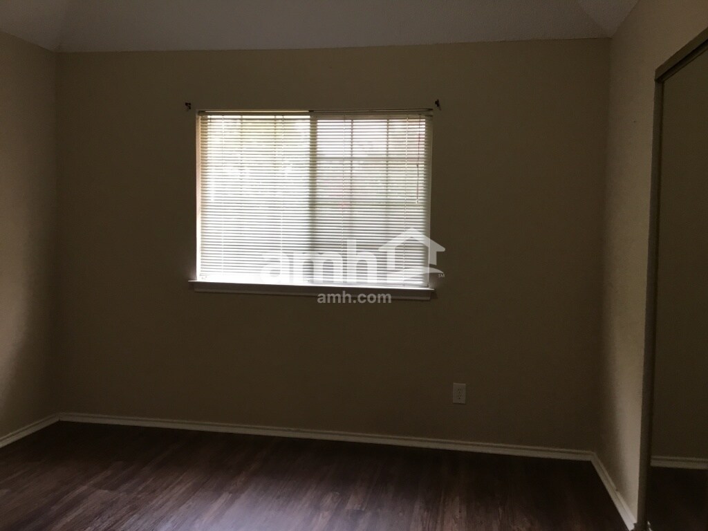 Building Photo - 923 Plantation Dr