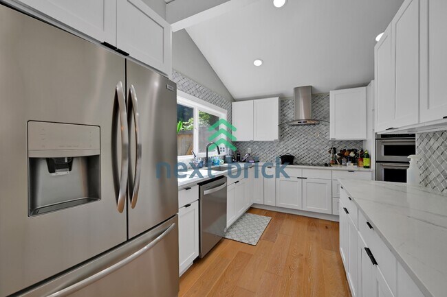 Building Photo - "Spacious 4-Bedroom Retreat with 3 Baths in the Heart of Kirkland – 2,480 Sq. Ft. of Pure Comfort!"