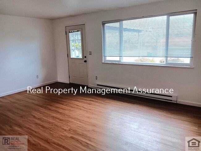 Building Photo - Charming 3BR/1.5BA Duplex Unit Now Availab...