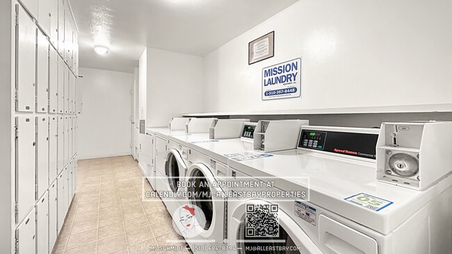 Building Photo - Bright 1 bed/1 bath located in the heart of Rockridge includes water, garbage, 1 parking!