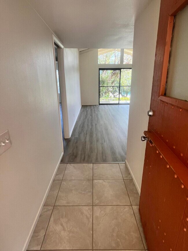 Building Photo - 1407 N Sunrise Way