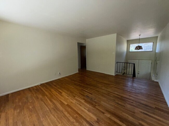 Building Photo - Well-Maintained Split-Level Home in Webster Groves, MO — Spacious & Family-Friendly