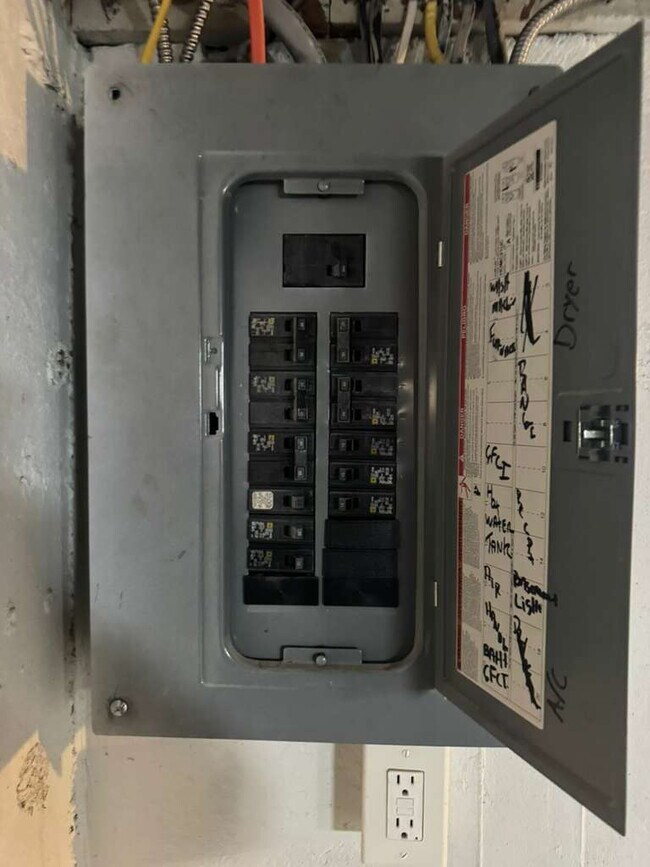 Building Photo - 6200 Flint Ave