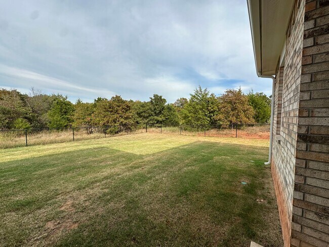 Building Photo - Lovely 3 Bedroom, 2 Bathroom on a 1.39 woo...