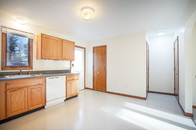 Building Photo - 14 Gold St