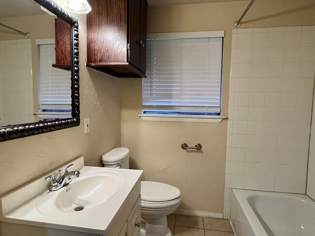 Building Photo - Charming Moore Home with Big Backyard!