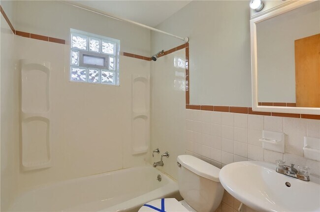 Building Photo - 442 Brierly Ln