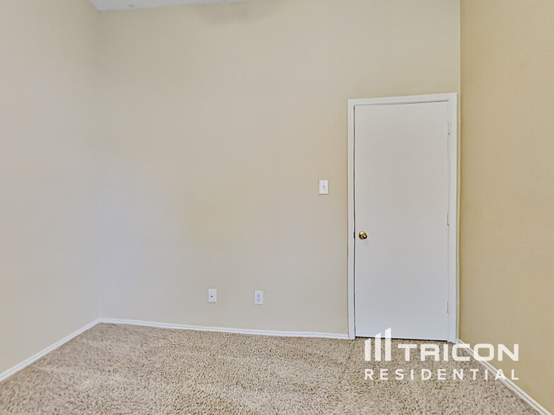 Building Photo - 1567 Nottingham Dr