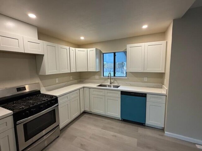 Building Photo - Totally remodeled 3 bedroom 2 bathroom sin...