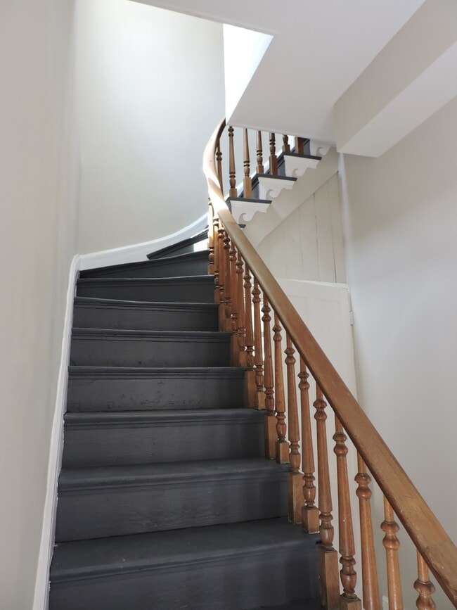 Building Photo - Beautiful 4 bed/1.5 bath Rental Mins. from...