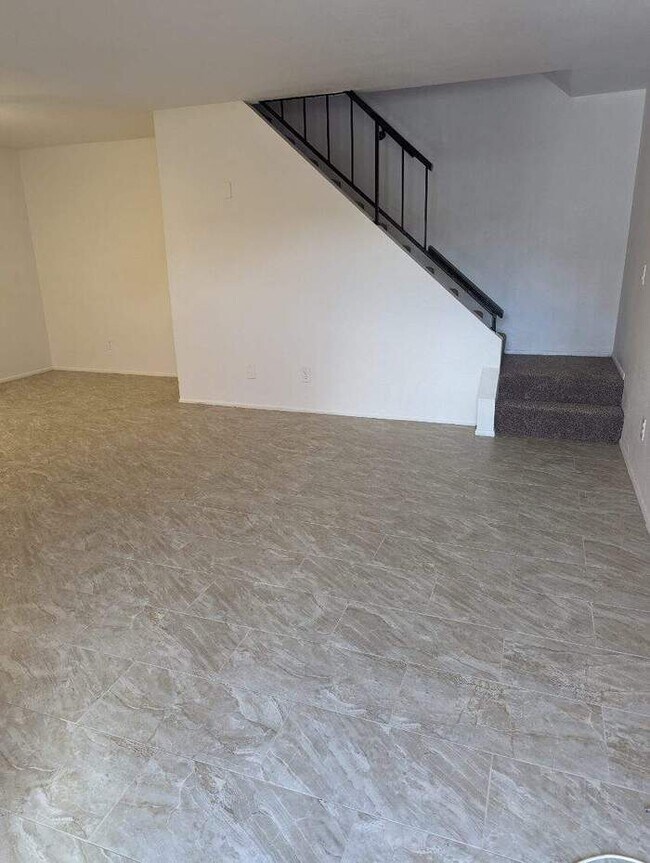 Building Photo - MOVE IN READY!!! TOWNHOME!! 2 BEDROOMS 2.5...