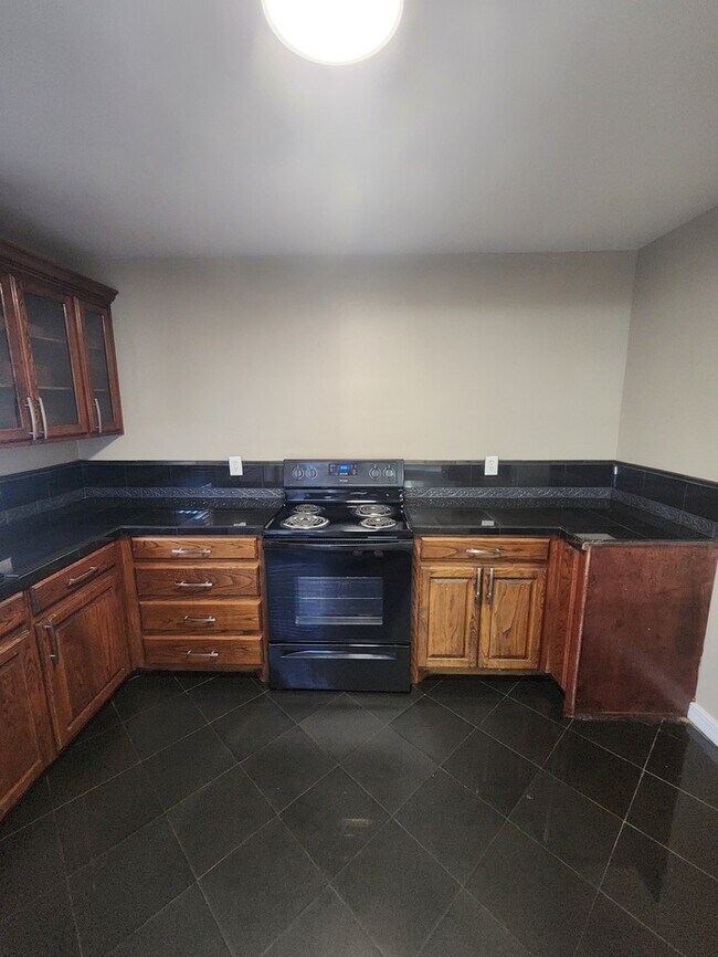 Building Photo - 3 bed 1 bath home, move in ready!