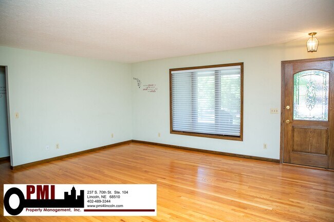 Building Photo - 3 Bedroom and 2 bathroom House for rent