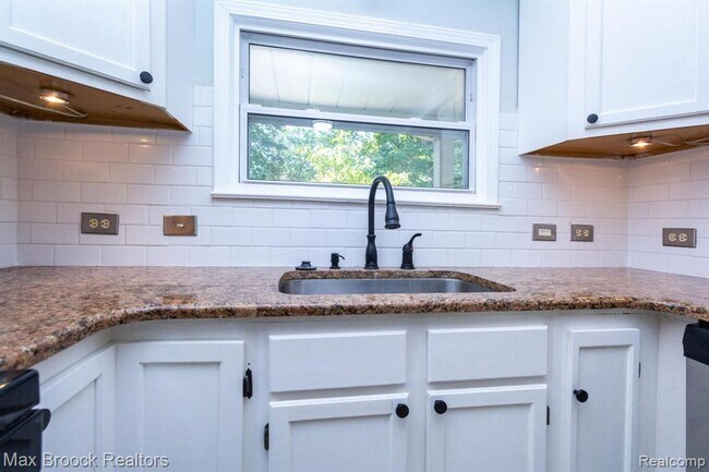 Building Photo - 4120 Lotus Dr