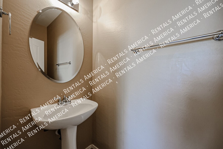 Building Photo - 3908 E Sabra Ln