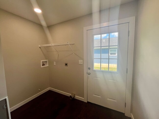 Building Photo - 3 Bedrooms | 2 Bathrooms | 1 Car Garage