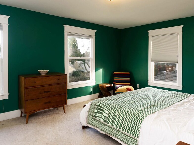 Master bedroom with view of Rainier Mt (on clear days) - 539 31st Ave