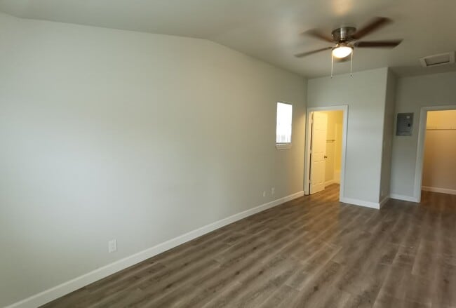 Building Photo - 4 Bedroom 2 bath in Valley High