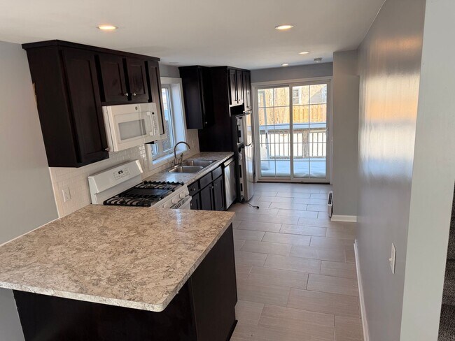 Building Photo - (2) bedroom Single Family Home with Open Layout, Close to Beaches and Lake!