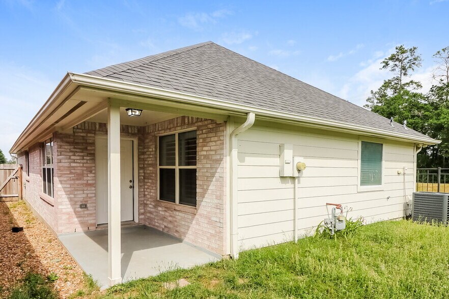 Building Photo - 12103 Lakewood Villa Dr