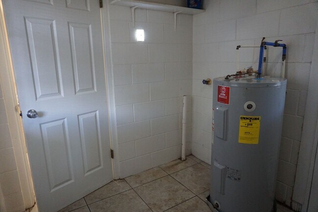 Building Photo - Modest 3 Br/1.5 Bath in Established Neighborhood