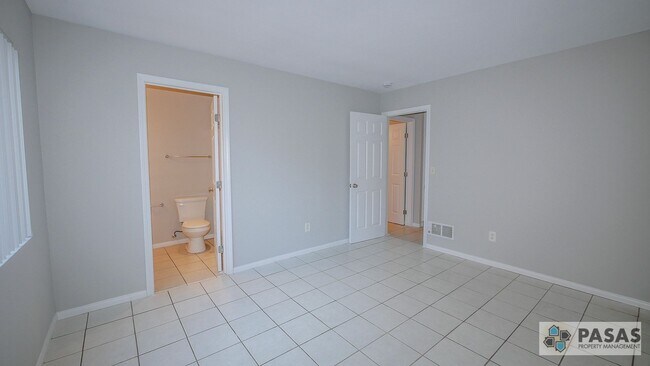 Building Photo - 1st Floor Remodeled Condo